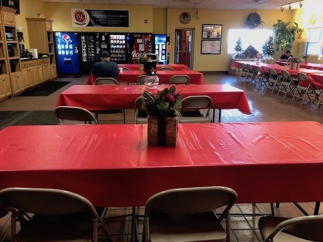 Leather look vinyl tablelcoths in red